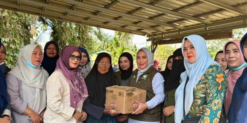 Ketua DWP Aceh Malahayati M. Nasir didampingi Ketua DWP Kota Sabang Zikri Hayati Andre Nourman menyerahkan bantuan pemulihan pascabanjir kepada warga Desa Purwodadi, Kecamatan Kejuruan Muda, Aceh Tamiang, Kamis (15/1/2026). Foto: Dok. Biro Adpim Setda Aceh