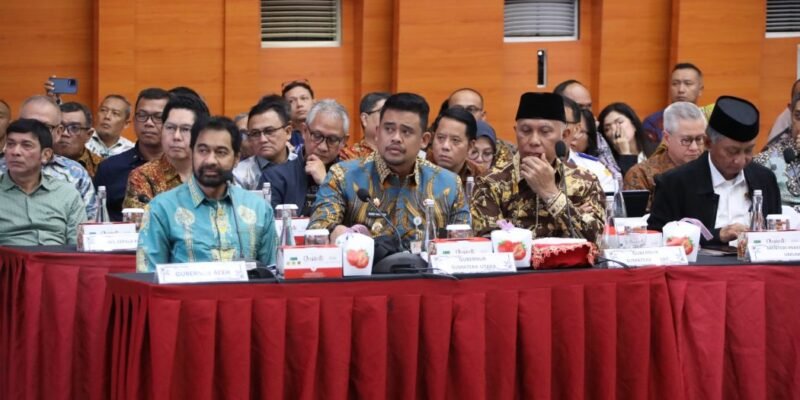 Gubernur Aceh H. Muzakir Manaf, saat mengikuti Rapat Koordinasi Satgas Percepatan Rehabilitasi dan Rekonstruksi Pascabencana Alam Wilayah Sumatera, yang dibuka oleh Menteri Koordinator Bidang Pembangunan Manusia dan Kebudayaan, (Menko PMK) RI, Prof. Dr. Pratikno, M.Soc.Sc, serta dihadiri para Menteri Kabinet Merah Putih dan Kepala Lembaga dan Instansi terkait lainnya, di Kantor Kemendagri RI, Jakarta, Kamis (15/1/2026). Foto: Dok. Biro Adpim Setda Aceh