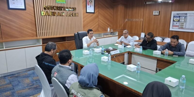 Sekda Aceh, M. Nasir, S.IP, MPA, didampingi Staf Ahli Gubernur Aceh, para Kepala SKPA terkait dan Staf Khusus Gubernur Aceh, saat menerima Audiensi Pengurus Organisasi Kemanusian Medical Emergency Resque Committe (MER-C) beserta Forum Solidaritas Aceh, di Ruang Rapat Sekda Aceh, Banda Aceh, Jum'at (16/1/2026). Foto: Dok. Biro Adpim Setda Aceh