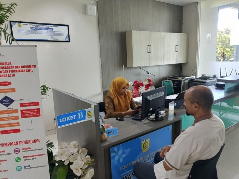 Warga Asal Aljazair Apresiasi Layanan KTP-el. Foto: Dok. Diskominfo Kota Banda Aceh