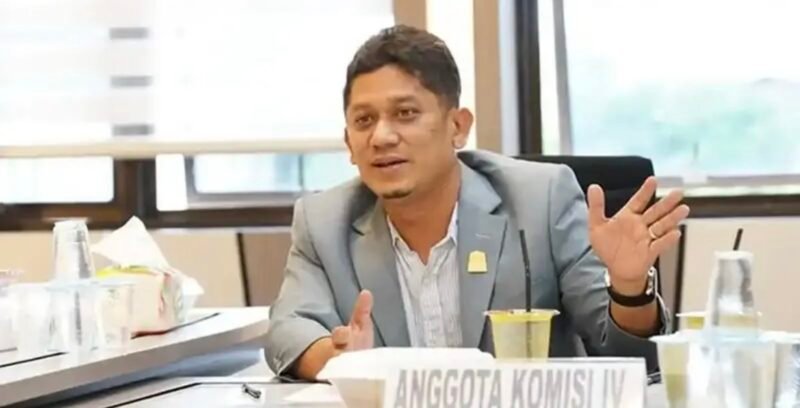 Anggota DPRA Khalid saat menyampaikan dukungan terhadap kebijakan Gubernur Aceh Muzakir Manaf terkait percepatan pemulihan ekonomi dan infrastruktur pascabencana, Sabtu (17/01/2026). Foto: Dok. Istimewa