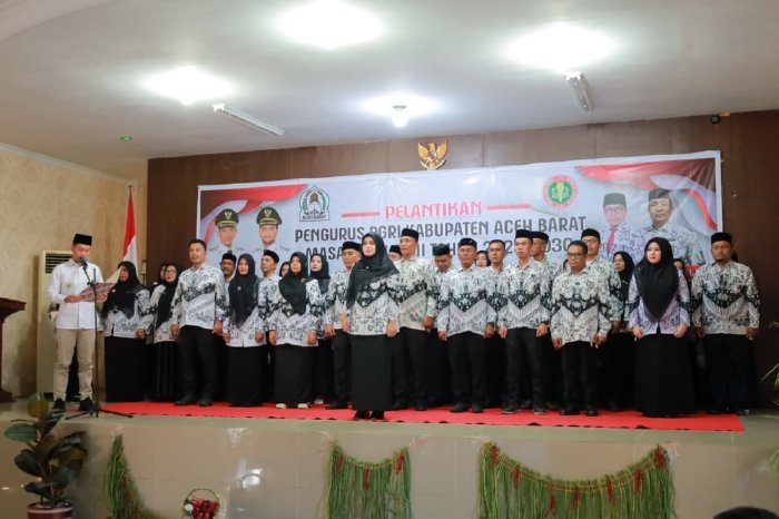 Bupati Aceh Barat, Tarmizi SP, MM menghadiri pelantikan pengurus PGRI Aceh Barat masa bakti 2025–2030 sekaligus mengukuhkan Ny. Afrinda Novalia sebagai Ibunda Guru Aceh Barat di Aula Gedung B Disdikbud Aceh Barat, Sabtu (17/1/2026). Foto: Dok. Pemkab Aceh Barat