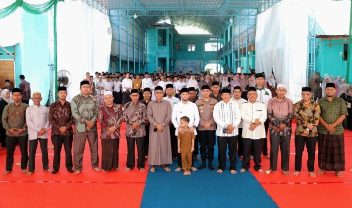 Foto Bersama Usai Pembukaan Musabaqah Qira’atil Kutub (MQK) ke VIII antar Dayah se-Barat Selatan Aceh di Dayah ZUDI, Kecamatan Meureubo, Sabtu (17/1/2026). Foto: Dok. Pemkab Aceh Barat