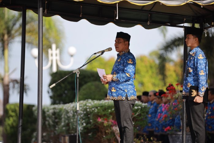 Bupati Aceh Besar Muharram Idris memimpin Apel Gabungan OPD dalam rangka Hari Lingkungan Hidup Nasional di halaman Kantor Bupati Aceh Besar, Kota Jantho, Senin (19/1/2026). Foto: Dok. Prokopim Aceh Besar