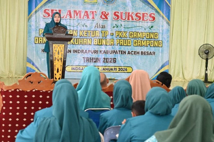 Ketua TP PKK Aceh Besar Hj Rita Mayasari, menyampaikan sambutan dan arahan pada Pelantikan TP PKK dan Pengukuhan Bunda PAUD Gampong di Gedung Serba Guna Kantor Camat Indra Puri, Aceh Besar, Senin (19/01/2026). Foto: Dok. MC Aceh Besar