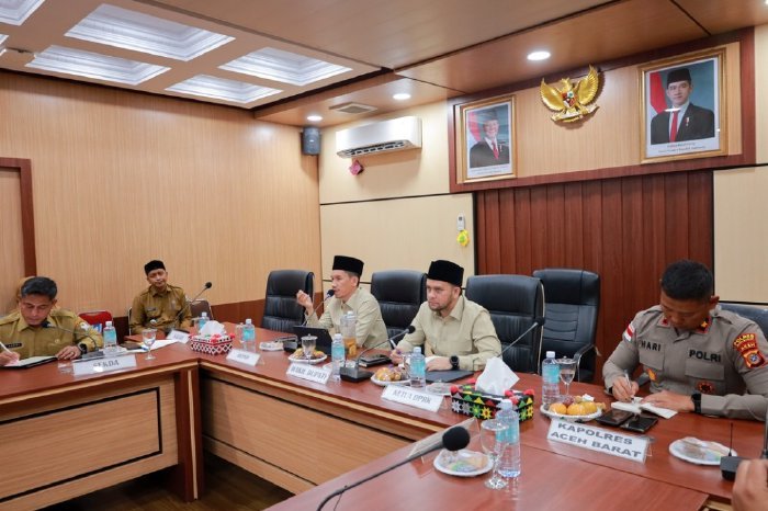 Bupati Aceh Barat Tarmizi, SP, MM memimpin rapat koordinasi pembentukan Satgas Optimalisasi PAD Tahun 2026 di Ruang Rapat Teuku Umar Setdakab Aceh Barat, Senin (19/1/2026). Foto: Dok. Pemkab Aceh Barat