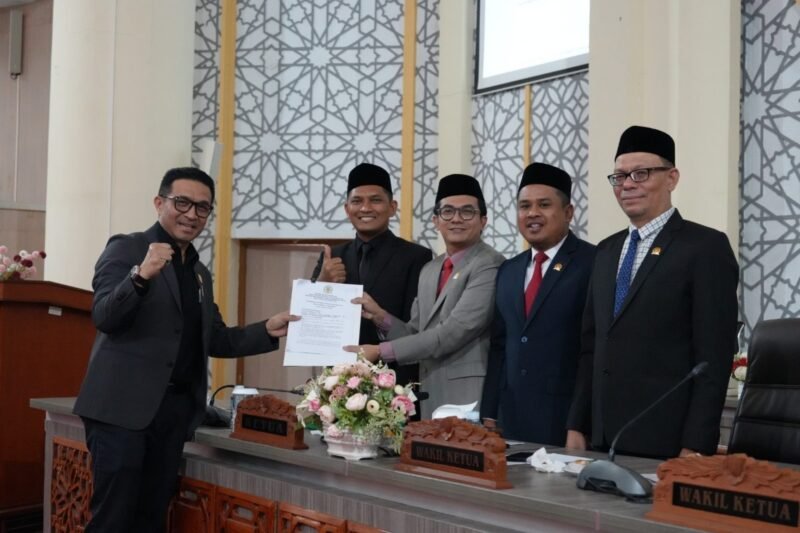 Anggota DPRK Banda Aceh mengikuti sidang paripurna penetapan Program Kerja dan Program Legislasi Kota Banda Aceh Tahun 2026 di Gedung DPRK Banda Aceh, Senin (12/01/2026). Foto: Dok. Istimewa