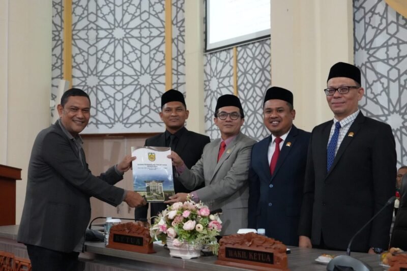 Ketua dan anggota DPRK Banda Aceh mengikuti sidang paripurna penetapan Program Legislasi Kota Banda Aceh Tahun 2026 di Gedung DPRK Banda Aceh, Senin (12/01/2026). Foto: Dok. Istimewa