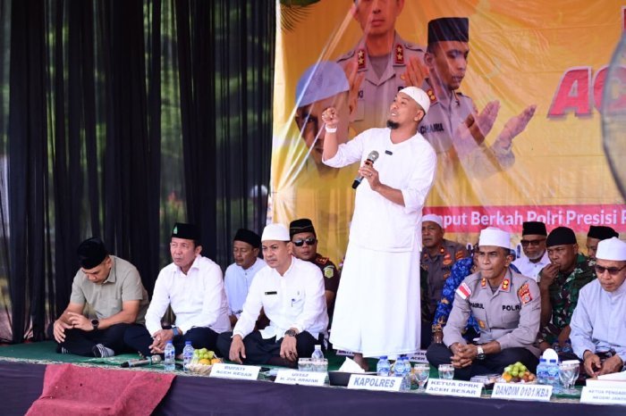 Staf Ahli Bupati Aceh Besar Adi Darma, S.Pd., M.Pd., bersama Forkopimda dan jajaran Polres Aceh Besar mengikuti zikir dan doa bersama untuk korban bencana banjir dan tanah longsor di Lapangan Mapolres Aceh Besar, Senin (19/1/2025). Foto: Dok. MC Aceh Besar
