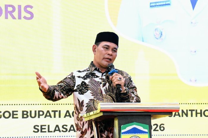 Bupati Aceh Besar Muharram Idris menyampaikan apresiasi atas prestasi BUMG Maju Jaya Gampong Meunasah Balee yang meraih Juara III Lomba Desa Wisata Nusantara 2025, di Kota Jantho, Senin (19/1/2026). Foto: Dok. MC Aceh Besar