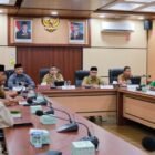 Plt. Sekda Aceh Barat Dr. Ir. Kurdi, ST, MT, MH memimpin rapat persiapan pembangunan Sekolah Rakyat dalam rangka Proyek Strategis Nasional, di ruang rapat Teuku Umar Setdakab, Selasa (20/1/2026). Foto: Dok. Pemkab Aceh Barat