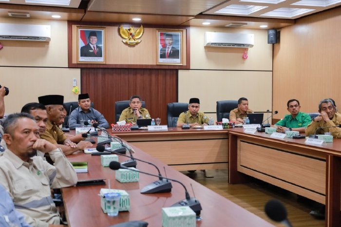 Plt. Sekda Aceh Barat Dr. Ir. Kurdi, ST, MT, MH memimpin rapat persiapan pembangunan Sekolah Rakyat dalam rangka Proyek Strategis Nasional, di ruang rapat Teuku Umar Setdakab, Selasa (20/1/2026). Foto: Dok. Pemkab Aceh Barat