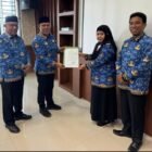 Bupati Aceh Besar Muharram Idris menyerahkan Surat Keputusan kepada Rahmawati sebagai Plt Kepala Dinas Pendidikan dan Kebudayaan Aceh Besar, di Kota Jantho, Selasa (21/1/2026). Foto: Dok. MC Aceh Besar