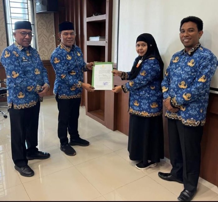 Bupati Aceh Besar Muharram Idris menyerahkan Surat Keputusan kepada Rahmawati sebagai Plt Kepala Dinas Pendidikan dan Kebudayaan Aceh Besar, di Kota Jantho, Selasa (21/1/2026). Foto: Dok. MC Aceh Besar 