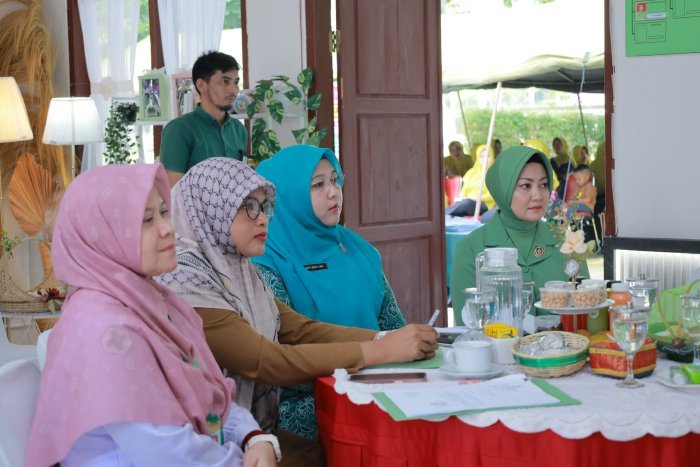 Ketua TP-PKK Aceh Besar Ny. Hj. Rita Mayasari Muharram meninjau pelaksanaan Lomba Posyandu Cempaka Rindam Iskandar Muda dalam rangka HUT ke-80 Persit Kartika Chandra Kirana, Selasa (20/1/2026). Foto: Dok. MC Aceh Besar