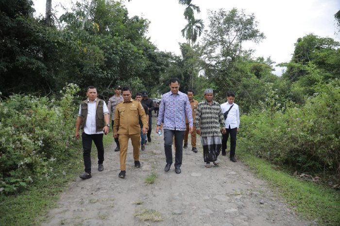 Bupati Aceh Besar H. Muharram Idris bersama perwakilan Kemendagri RI meninjau lokasi calon ibu kota Kecamatan Seulawah Agam di Gampong Meurah, Kemukiman Lamteuba, Selasa (20/1/2026). Foto: Dok. Prokopim Pemkab Aceh Besar