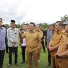Bupati Aceh Besar Muharram Idris bersama perwakilan Kemendagri RI meninjau lahan seluas 35 hektare yang direncanakan sebagai lokasi pembangunan IPDN di Kota Jantho, Selasa (20/1/2026). Foto: Dok. Prokopim Pemkab Aceh Besar