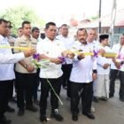 Bupati Aceh Besar H. Muharram Idris meresmikan portal pintu keluar-masuk kendaraan di Pasar Induk Lambaro, Kecamatan Ingin Jaya, Rabu (21/1/2026). Foto: Dok. MC Aceh Besar