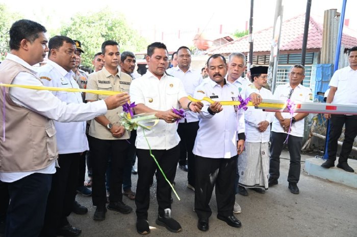 Bupati Aceh Besar H. Muharram Idris meresmikan portal pintu keluar-masuk kendaraan di Pasar Induk Lambaro, Kecamatan Ingin Jaya, Rabu (21/1/2026). Foto: Dok. MC Aceh Besar