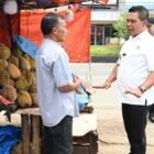 Bupati Aceh Besar, H Muharram Idris berdialog dengan pedagang buah durian saat tinjau para pedagang di pinggir jalan nasional depan MPP Lambaro, Kecamatan Ingin Jaya, Aceh Besar, Rabu (21/01/2026). Foto: Dok. MC Aceh Besar