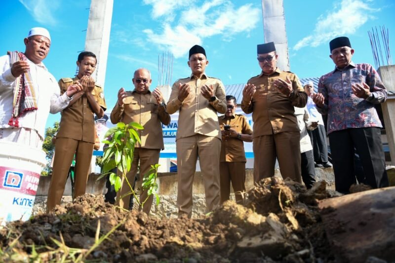 Afdhal Khalilullah bersama pimpinan dayah dan Distanbun Aceh berdoa usai penanaman bibit pohon dalam Gerakan Penghijauan di Dayah Mishrulhuda Malikussaleh, Selasa (20/1/2026). Foto: Dok. Prokopim Kota Banda Aceh