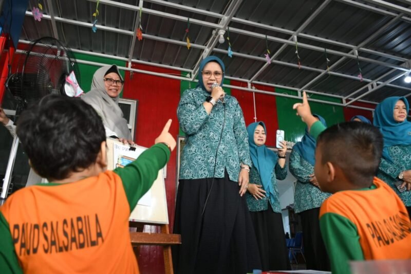 Ketua TP PKK Banda Aceh Dessy Maulidha berinteraksi dengan murid PAUD Salsabila saat kunjungan di Balai Kota Banda Aceh, Rabu (21/1/2026). Foto: Dok. Prokopim Kota Banda Aceh