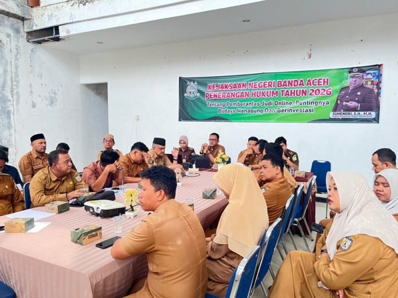 Peserta sosialisasi dari keuchik dan aparatur gampong mengikuti paparan pengelolaan PPID dalam rangka peningkatan transparansi pengelolaan dana desa, Selasa (20/1/2026). Foro: Dok. Diskominfo Kota Banda Aceh