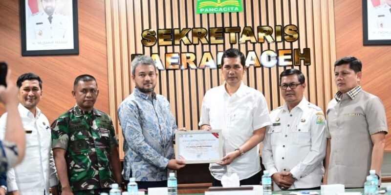 Sekretaris Daerah Aceh, M. Nasir menerima bantuan Corporate Social Responsibility (CSR) dari PT Digital Sandi Informasi (DSI) berupa sistem layanan Emergency Call Center 112 sebagai pusat monitoring kedaruratan Provinsi Aceh, di Ruang Rapat Sekda Aceh, Banda Aceh, Rabu, (21/1/2026). Foto: Dok. Biro Adpim Setda Aceh