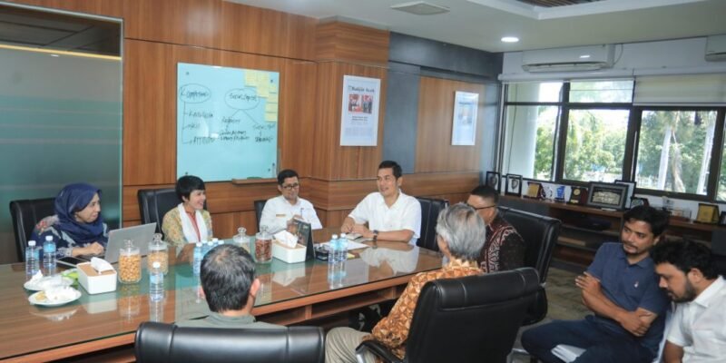 Sekda Aceh M. Nasir bersama Tim Leader Program SKALA membahas percepatan pemulihan pascabencana hidrometeorologi di ruang kerja Sekda Aceh, Rabu (21/1/2026). Foto: Dok. Biro Adpim Setda Aceh