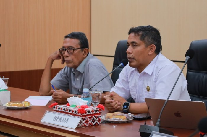 Plt Sekda Aceh Barat, Dr. Ir. Kurdi, ST, MT, MH, memimpin rapat koordinasi pembahasan kerja sama metode Gasing bersama PT Digital Gasing Edukasi di Aula Teuku Umar Setdakab Aceh Barat, Rabu (21/01/2026). Foto: Dok. Pemkab Aceh Barat