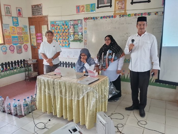 Camat Kuta Baro, Zahrul Fuadi, SE, MM, memantau penginputan usulan program dan kegiatan pembangunan tahun anggaran 2027 di Kantor Camat Kuta Baro, Rabu (21/1/2026). Foto: Dok. MC Aceh Besar