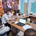 Plt Kadisdikbud Aceh Besar, Rahmawati, S.Pd., M.Si, memberikan arahan dalam rapat koordinasi pengawas sekolah se-Aceh Besar di Aula Disdikbud Aceh Besar, Kota Jantho, Rabu (21/01/2026). Foto: Dok. MC Aceh Besar