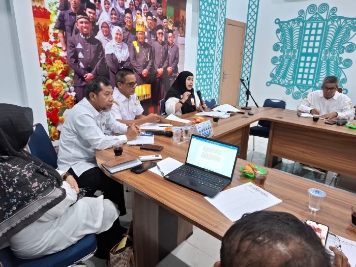 Plt Kadisdikbud Aceh Besar, Rahmawati, S.Pd., M.Si, memberikan arahan dalam rapat koordinasi pengawas sekolah se-Aceh Besar di Aula Disdikbud Aceh Besar, Kota Jantho, Rabu (21/01/2026). Foto: Dok. MC Aceh Besar
