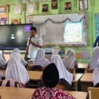 Camat Darul Kamal, Husaini, S.Pd.I, saat berkunjung ke SDN Neusok untuk mendorong penerapan lingkungan sekolah ramah anak di Aceh Besar, Rabu (21/01/2026). Foto: Dok. MC Aceh Besar