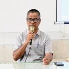 Sekcam Ingin Jaya, Drs. Darmawan, membuka kegiatan penginputan usulan program masyarakat gampong di UDKP Kantor Camat Ingin Jaya, Aceh Besar, Kamis (22/01/2026). Foto: Dok. MC Aceh Besar