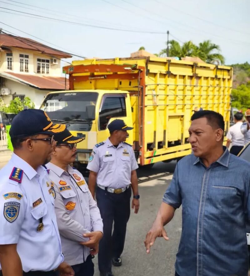 Dishub Kota Banda Aceh bersama Komisi III DPRK Banda Aceh meninjau salah satu titik rawan pelambatan lalu lintas akibat parkir liar, Senin (19/01/2026). Foto: Dishub Kota Banda Aceh