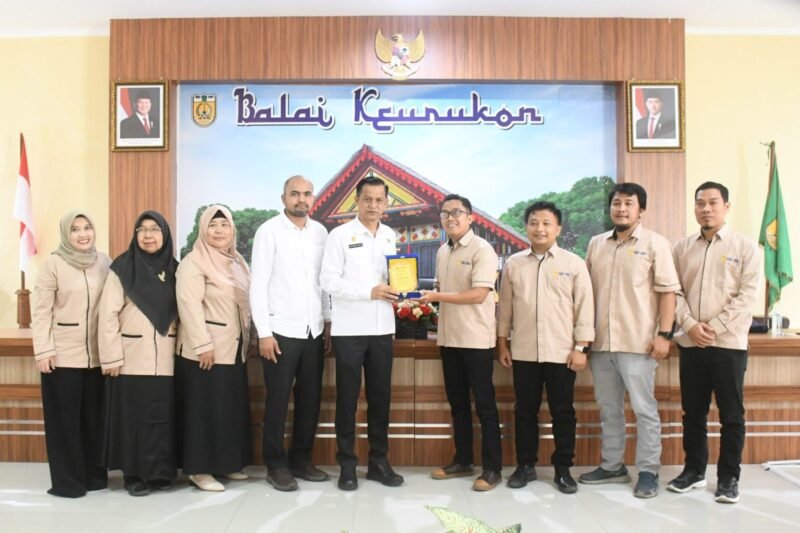 Penyerahan cinderamata dari perwakilan UMSU kepada Pemerintah Kota Banda Aceh usai acara penyambutan mahasiswa PPL di Balai Kota, Rabu (21/1/2026). Foto: Dok. Prokopim Kota Banda Aceh