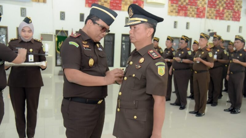 Kepala Kejaksaan Tinggi Aceh Yudi Triadi, S.H., M.H. melantik Kardono, S.H., M.H. sebagai Kepala Kejaksaan Negeri Aceh Barat Daya di Aula Serbaguna Kejati Aceh, Kamis (22/1/2026). Foto: Dok. Istimewa