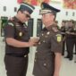 Kepala Kejaksaan Tinggi Aceh Yudi Triadi, S.H., M.H. melantik Kardono, S.H., M.H. sebagai Kepala Kejaksaan Negeri Aceh Barat Daya di Aula Serbaguna Kejati Aceh, Kamis (22/1/2026). Foto: Dok. Istimewa