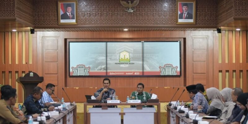 Rapat koordinasi penyelenggaraan Program Makan Bergizi Gratis (MBG) yang dipimpin Sekda Aceh M. Nasir, membahas optimalisasi penggunaan bahan baku lokal, Kamis (22/01/2026). Foto: Dok. Biro Adpim Setda Aceh