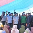 Wakil Gubernur Aceh, H. Fadhlullah, saat mendampingi Menteri Dalam Negeri RI, Jenderal Polisi (Purn.) Prof. Drs. H. Muhammad Tito Karnavian, MA, Ph.D, beserta rombongan, meninjau posko pengungsian bencana hidrometeorologi serta membagikan bantuan, di Gampong Lubok Pusaka, Kec. Langkahan, Kab. Aceh Utara, Kamis (22/1/2026). Foto: Dok. Biro Adpim Setda Aceh