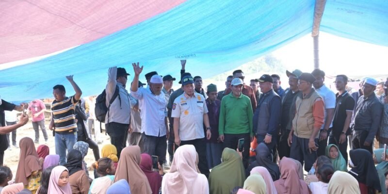 Wakil Gubernur Aceh, H. Fadhlullah, saat mendampingi Menteri Dalam Negeri RI, Jenderal Polisi (Purn.) Prof. Drs. H. Muhammad Tito Karnavian, MA, Ph.D, beserta rombongan, meninjau posko pengungsian bencana hidrometeorologi serta membagikan bantuan, di Gampong Lubok Pusaka, Kec. Langkahan, Kab. Aceh Utara, Kamis (22/1/2026). Foto: Dok. Biro Adpim Setda Aceh