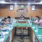 Sekda Aceh M. Nasir saat memimpin rapat persiapan pembentukan Lembaga Pengelola Dana Pendidikan Aceh (LPDPA) di Ruang Rapat Sekda Aceh, Kamis (22/01/2026). Foto: Dok. Biro Adpim Setda Aceh