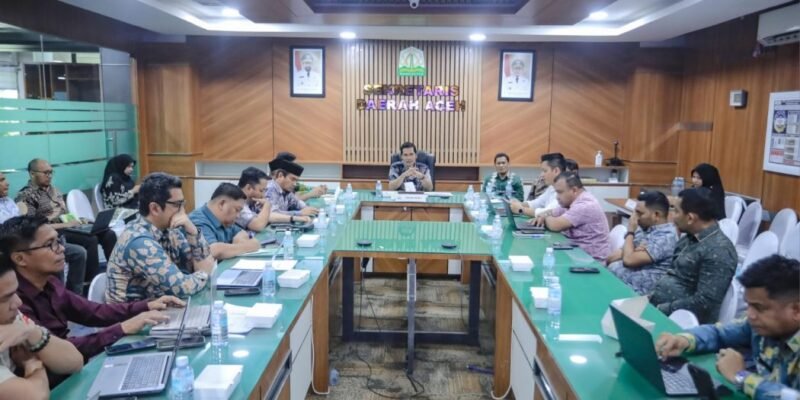 Sekda Aceh M. Nasir saat memimpin rapat persiapan pembentukan Lembaga Pengelola Dana Pendidikan Aceh (LPDPA) di Ruang Rapat Sekda Aceh, Kamis (22/01/2026). Foto: Dok. Biro Adpim Setda Aceh