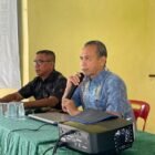 Kepala Bidang Ekonomi dan Ketenagakerjaan Bappeda Aceh Besar, Fadhil SE, menyampaikan arahannya pada penginputan usulan program pembangunan dari Kecamatan Montasik dan Blang Bintang, di Gedung UDKP Kecamatan Montasik, Kabupaten Aceh Besar, Kamis (22/01/2026). Foto: Dok. MC Aceh Besar