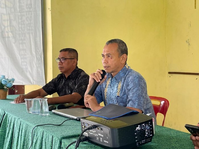 Kepala Bidang Ekonomi dan Ketenagakerjaan Bappeda Aceh Besar, Fadhil SE, menyampaikan arahannya pada penginputan usulan program pembangunan dari Kecamatan Montasik dan Blang Bintang, di Gedung UDKP Kecamatan Montasik, Kabupaten Aceh Besar, Kamis (22/01/2026). Foto: Dok. MC Aceh Besar