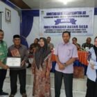 Penyerahan Penghargaan Dari Camat Darul Imarsh. M. Basir, S. STP Kepada Keuchik Geundrieng Zulkifli Kategori Gampong Tidak Menunggak Di UDKP Kecamatan Darul Imarah, Aceh Besar, Kamis, (22/01/2026). Foto: Dok. MC Aceh Besar