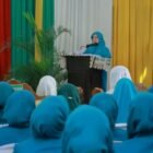 Wakil Ketua TP PKK Aceh Besar Hj. Nurul Fazli S.Ag, menyampaikan sambutan pada Pelantikan Ketua TP PKK dan Pengukuhan Bunda PAUD Gampong di Aula UDKP Kantor Camat Sukamakmur, Kamis 22/01/2026). Foto: Dok. MC Aceh Besar