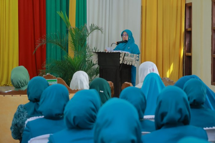 Wakil Ketua TP PKK Aceh Besar Hj. Nurul Fazli S.Ag, menyampaikan sambutan pada Pelantikan Ketua TP PKK dan Pengukuhan Bunda PAUD Gampong di Aula UDKP Kantor Camat Sukamakmur, Kamis 22/01/2026). Foto: Dok. MC Aceh Besar