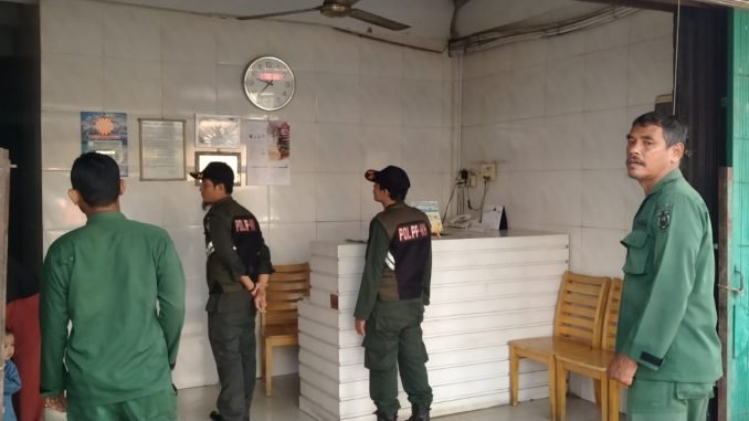 Petugas Satuan Polisi Pamong Praja dan Wilayatul Hisbah (Satpol PP WH) Kota Banda Aceh mengingatkan para pelaku usaha, khususnya pemilik penginapan, agar tidak memberikan ruang sekecil apa pun terhadap terjadinya pelanggaran syariat Islam di sejumlah penginapan yang beroperasi di Kecamatan Kuta Alam, Kamis (22/1/2026). Foto: Dok. Satpol PP WH